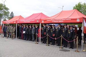 Zdjęcie strażaków oraz zaproszonych gości podczas uroczystego apelu z okazji Dnia Strażaka