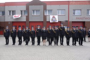 Zdjęcie strażaków oraz zaproszonych gości podczas uroczystego apelu z okazji Dnia Strażaka