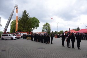 Zdjęcie strażaków oraz zaproszonych gości podczas uroczystego apelu z okazji Dnia Strażaka