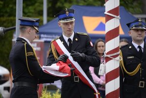Zdjęcie strażaków oraz zaproszonych gości podczas uroczystego apelu z okazji Dnia Strażaka