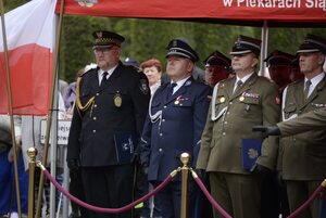Zdjęcie strażaków oraz zaproszonych gości podczas uroczystego apelu z okazji Dnia Strażaka