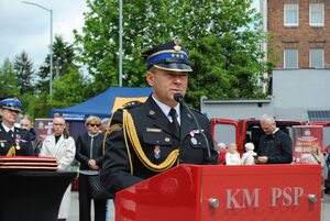 Zdjęcie strażaków oraz zaproszonych gości podczas uroczystego apelu z okazji Dnia Strażaka