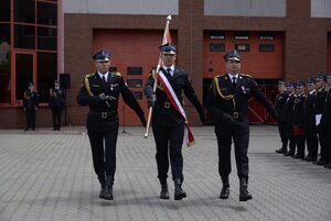 Zdjęcie strażaków oraz zaproszonych gości podczas uroczystego apelu z okazji Dnia Strażaka