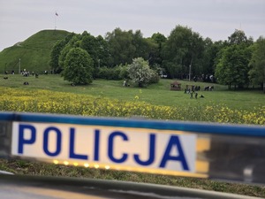 Mundurowi podczas zabezpieczania imprezy na terenie Kopca Wyzwolenia