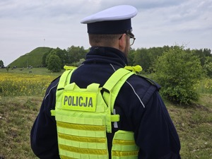 Mundurowi podczas zabezpieczania imprezy na terenie Kopca Wyzwolenia