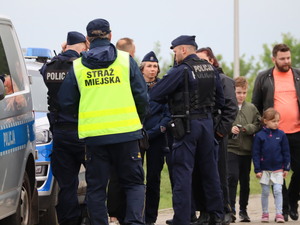 Mundurowi podczas zabezpieczania imprezy na terenie Kopca Wyzwolenia