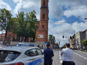 Zdjęcie policjantów podczas zabezpieczenia pielgrzymki