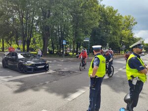 Zdjęcie policjantów podczas zabezpieczenia pielgrzymki