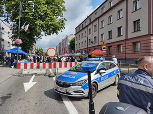 Zdjęcie policjantów podczas zabezpieczenia pielgrzymki