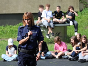 Policjanci oraz ratownik wodny, strażnik miejski podczas pogadanki z dziećmi