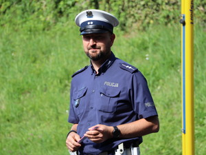 Policjanci oraz ratownik wodny, strażnik miejski podczas pogadanki z dziećmi
