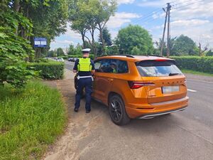 zdjęcie policjanta kontrolujądego prędkosć