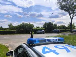 zdjęcie policjanta kontrolujądego prędkosć