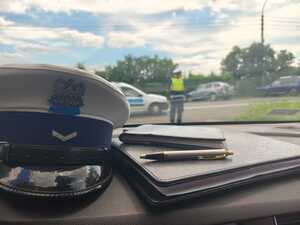 zdjęcie policjanta kontrolujądego prędkosć
