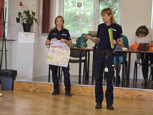 Zdjęcie policjantów podczas spotkania z uczestnikami półkolonii