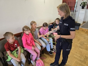 Zdjęcie policjantów podczas spotkania z uczestnikami półkolonii