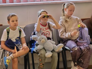 Zdjęcie policjantów podczas spotkania z uczestnikami półkolonii