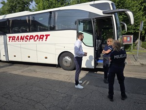 Zdjęcie policjantów podczas spotkania z uczestnikami półkolonii