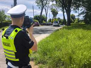 Policjant podczas kontroli prędkości