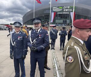 Zdjęcie policjantów podczas uroczystości z okazji Święta Policji