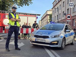 policjant na tle radiowozu