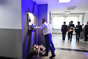 Zdjęcia uczestników uroczystości związanej z 87. rocznicą śmierci posterunkowego Wiktora Szwagla