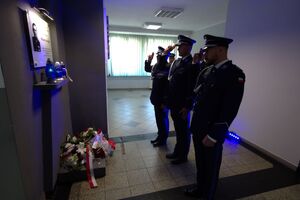 Zdjęcia uczestników uroczystości związanej z 87. rocznicą śmierci posterunkowego Wiktora Szwagla