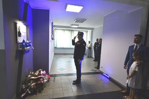 Zdjęcia uczestników uroczystości związanej z 87. rocznicą śmierci posterunkowego Wiktora Szwagla