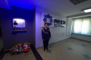 Zdjęcia uczestników uroczystości związanej z 87. rocznicą śmierci posterunkowego Wiktora Szwagla