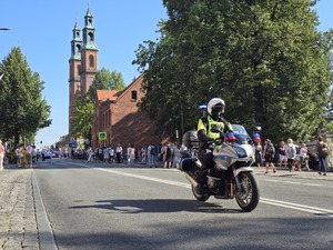 Zdjęcie policjantów podczas zabezpieczenia pielgrzymki