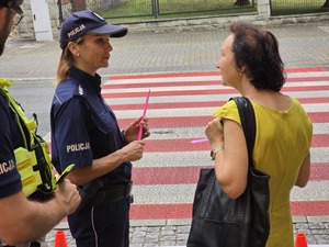Zdjęcia policjantów podczas służby pełnionej w rejonie szkół