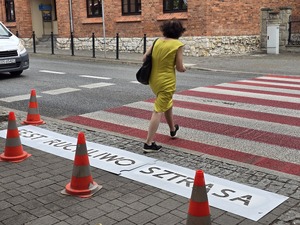Zdjęcia policjantów podczas służby pełnionej w rejonie szkół