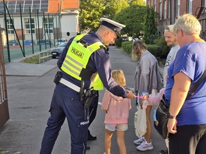 Zdjęcia policjantów podczas służby pełnionej w rejonie szkół