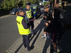 Zdjęcia policjantów podczas służby pełnionej w rejonie szkół
