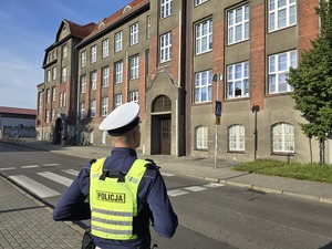Zdjęcia policjantów podczas służby pełnionej w rejonie szkół