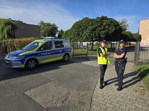 Zdjęcia policjantów podczas służby pełnionej w rejonie szkół