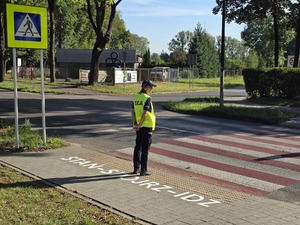 Zdjęcia policjantów podczas służby pełnionej w rejonie szkół