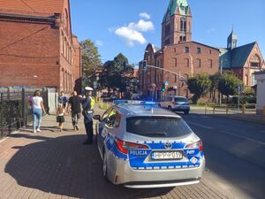 Zdjęcia policjantów podczas służby pełnionej w rejonie szkół
