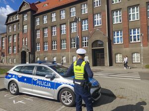 Zdjęcia policjantów podczas służby pełnionej w rejonie szkół