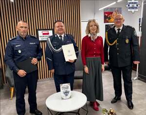 Zdjęcia policjantów podczas czytania