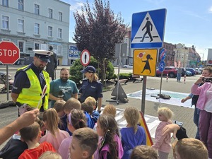 Zdjęcia uczestników wydarzenia w sali kina oraz przed budynkiem
