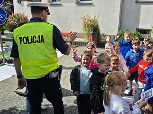 Zdjęcia uczestników wydarzenia w sali kina oraz przed budynkiem
