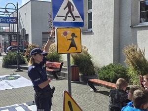 Zdjęcia uczestników wydarzenia w sali kina oraz przed budynkiem
