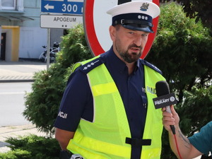 Policjant podczas wywiadu