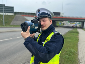 Policjant kontrolujący prędkość