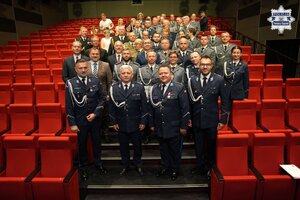 zdjęcie grupowe policjantów oraz zaproszonych gości