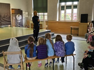 Policjanci z dziećmi podczas pogadanki na temat bezpieczeństwa
