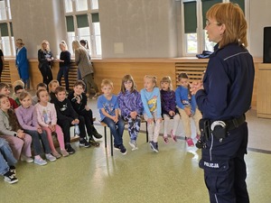 Policjanci z dziećmi podczas pogadanki na temat bezpieczeństwa
