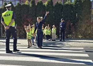 Policjanci z dziećmi podczas pogadanki na temat bezpieczeństwa