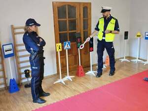 Policjanci z dziećmi podczas pogadanki na temat bezpieczeństwa